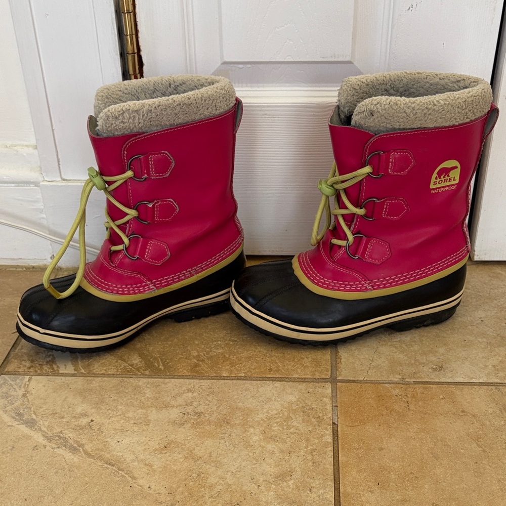 Sorel Kids Pink and Black Snow Boots with Lime Laces